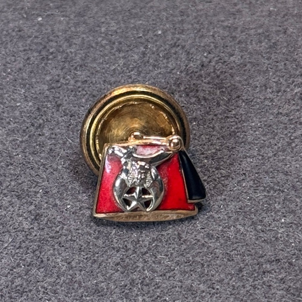 Wefferling Berry & Co 14k Gold Masonic Shriner Enamel Lapel Fez Hat Pin